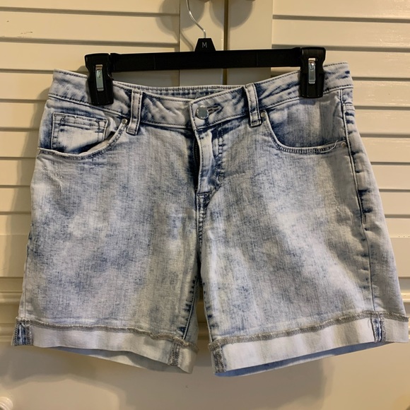 EUC APT9 Light Acid Washed Denim Cuffed Shorts - Picture 12 of 12